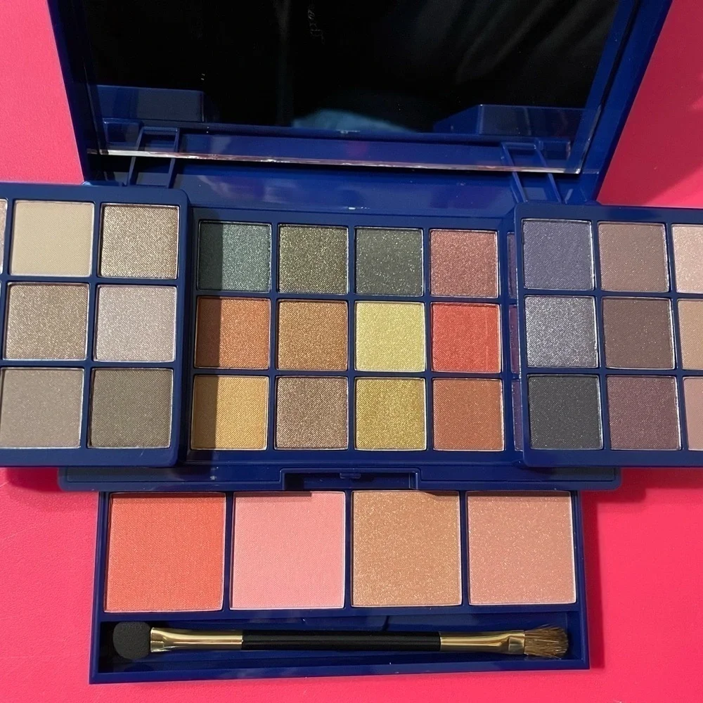 🌟HP🌟 30 EYESHADOW 4 BLUSH PALETTE FMG Glow up Glim up Avon Limited! Gift Idea